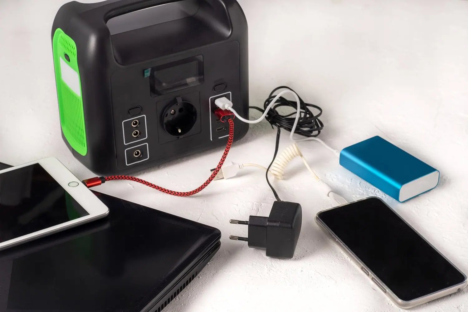 Czym różni się powerbank od magazynu energii dla domu