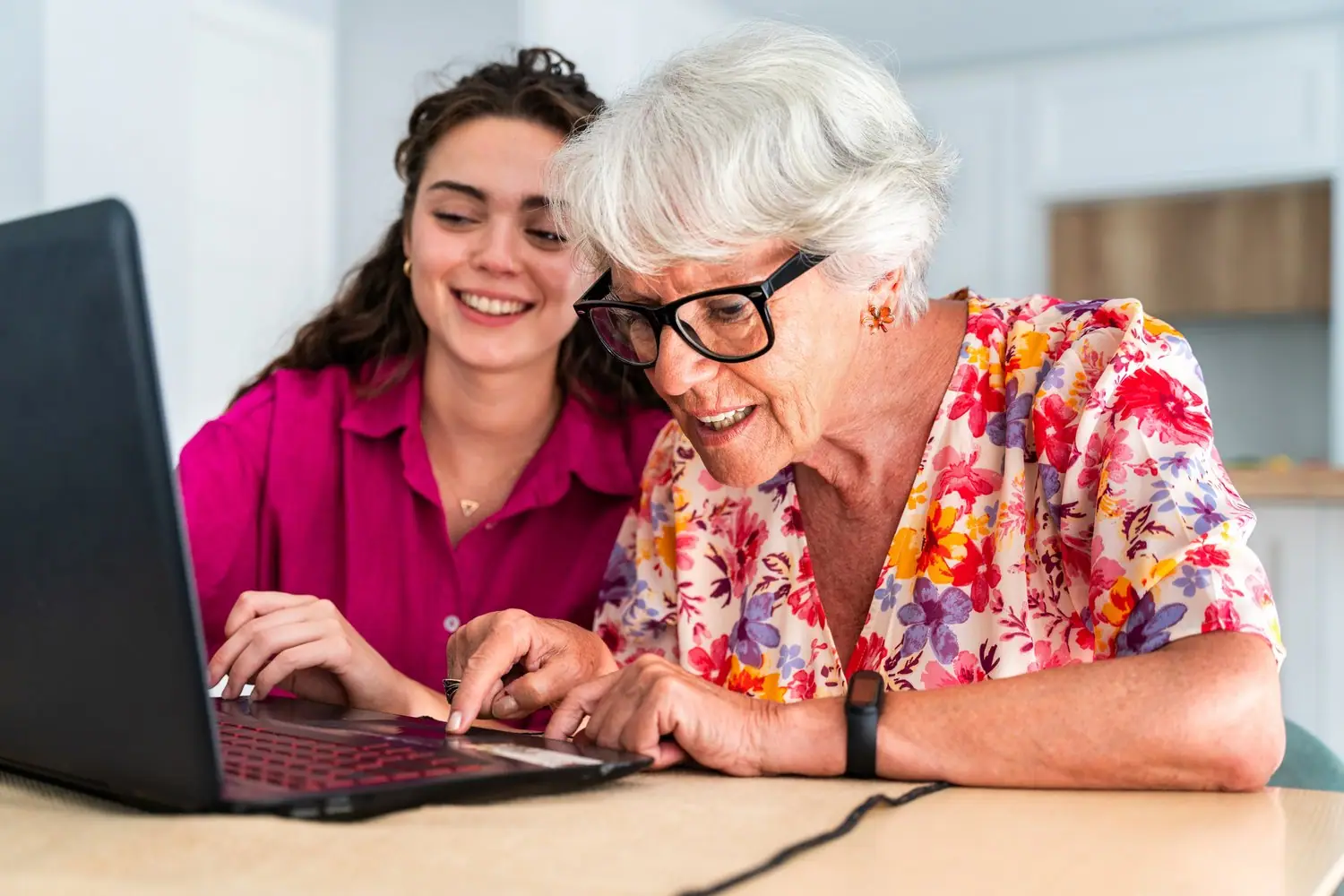 Cyfrowe wykluczenie seniorów - jak pomóc starszym osobom w korzystaniu z internetu
